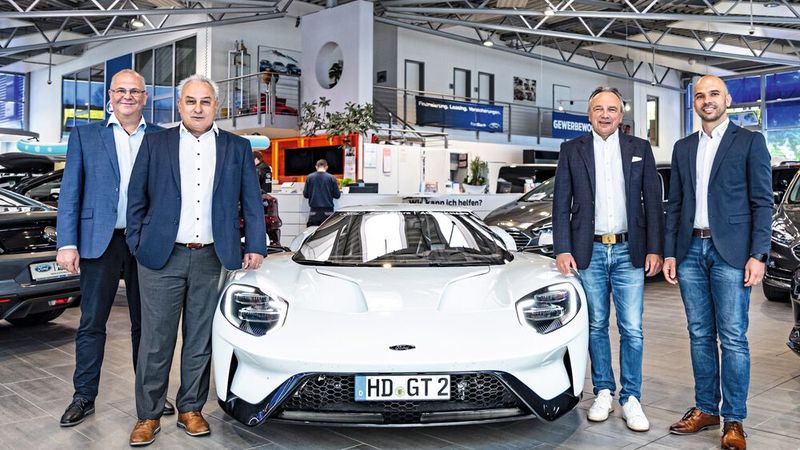 Gehen gemeinsam in die Zukunft: (v. l.) Volker und Thomas Knapp sowie Bernd Baldus, Sprecher der Ebert-Geschäftsführung, sowie kaufmännischer Geschäftsführer Uwe Reinhard. (Bild: Björn Reiss/Auto Ebert)