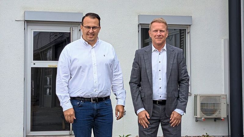 Gesamt-Serviceleiter Christian Schlecht (links) und Olaf Kühle von Kabema haben gemeinsam mit ihren Teams den Serviceprozess im Autohaus Hirsch­vogel digitalisiert.(Bild:  Rosenow – VCG)