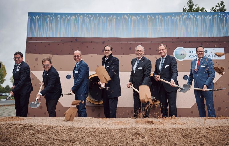 v.l.n.r. Jean-Marc Durand (Directeur Raffinage Basechem Europe Total Energies), Vincent Stoquart (President Refining & Chemicals Total Energies), Karsten Rogall und Dr. Maik Piehler (Geschäftführung Leipziger Stadtwerke), Burkhard Jung (OBM Stadt Leipzig), Dirk Panter (Staatsminister im Sächsisches Staatsministerium für Wirtschaft, Arbeit, Energie und Klimaschutz), Thomas Behrends (CEO Total Energies Raffinerie Mitteldeutschland), Marc Pecquet (Total Energies) (Bild: Total Energies/ Felix Abraham)