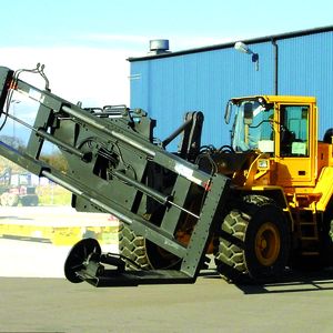 Anbaugerät 
zum Drehen und Positionieren 
riesiger Muldenkipperräder. Bild: Kaup