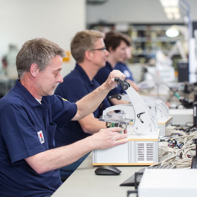 fertigung_baugruppen-pruefung_02.jpg (EA Elektro-Automatik GmbH & Co. KG)