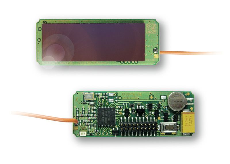 Die Stromversorgung des STM 310 erfolgt durch Licht, Temperaturdifferenz oder eine Knopfzelle (hier zusammen mit einer Solarzelle). (Bild: Enocean)