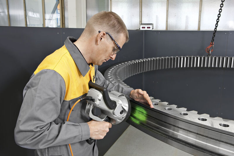 100 %-Prüfung auf Risse bei UV-Licht in einem eigens für Liebherr entwickelten und gebauten Magnetprüffeld. (Bild: Liebherr Components)