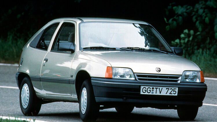 Im Februar 1989 erhielt die Baureihe ein Facelift, das äußerlich unter anderem an dem kleineren Kühlergrill zu erkennen ist. Auch hielten dezente Chromapplikationen Einzug, die den Kadett wertiger erschienen ließen. Ebenso erhielten die Radkappen und seitlichen Zierleisten ein Update. (Foto: Opel)