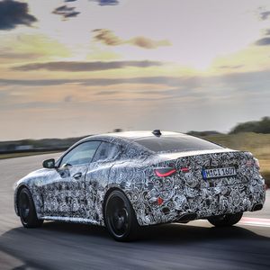 Noch ist der Prototyp leicht getarnt.(Bild:  BMW)