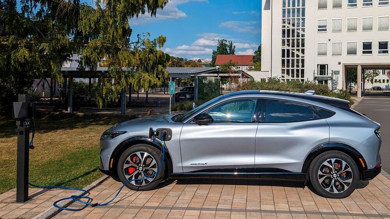 Der Ladeport ist beim Mustang Mach-E vorn links platziert, was das Einparken an der Ladesäule deutlich vereinfacht. (Bild: Rosenow – VCG)