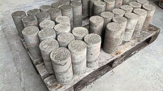 Vom Labortest bis hin zum Prototypen: Testzylinder des LC3-​Zements (Bild: Franco Zunino)