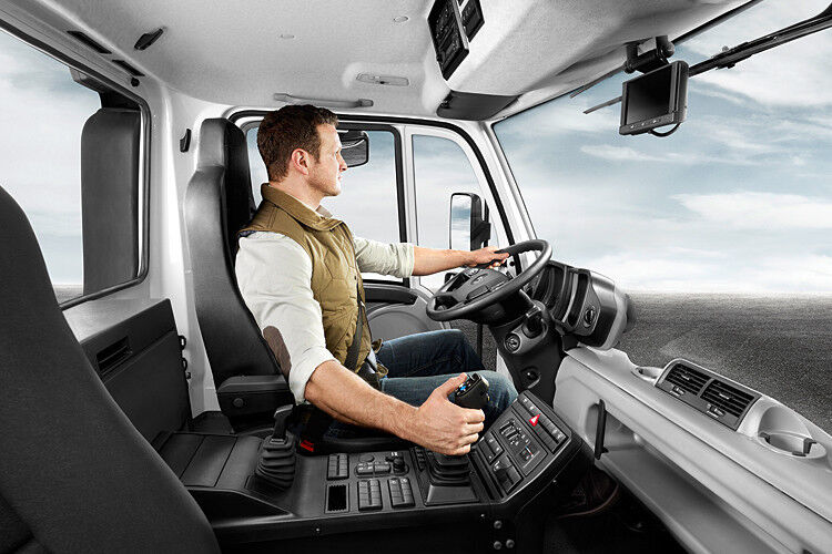 Der ergonomisch gestaltete Arbeitsplatz des neuen Unimog erhöht die Effektivität und die Verkehrssicherheit. (Foto: Daimler)