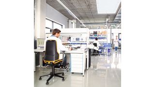 Ebenso unterschiedlich wie die Arbeitsplätze selbst, sind auch die Anforderungen an den jeweiligen Arbeitsstuhl. Wie jedes andere Werkzeug, ist ein industrieller Arbeitsstuhl ein hoch spezialisiertes Arbeitsmittel. Dabei hat ein Arbeitsstuhl mit einem klassischen Bürostuhl nur wenig gemein und eine tätigkeitsgerechte Stuhlwahl ist ausschlaggebend für einen produktiven Arbeitsfluss. (Bimos)