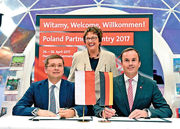 Paweł Chorąży, Staatssekretär im Ministerium für wirtschaftliche Entwicklung Polen, Brigitte Zypries, Staatssekretärin im Bundeswirtschaftsministerium, und Dr. Jochen Köckler, Mitglied des Vorstandes der Deutschen Messe AG, besiegeln die Partnerland-Vereinbarung. (Deutsche Messe AG)
