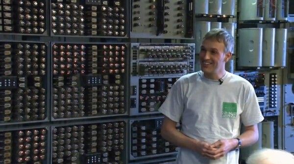 Ein historischer Moment: WITCH, der älteste funktionstüchtige Computer der Welt wird nach drei Jahren Restaurierung gebootet und so wieder zum Leben erweckt (Bild: TNMOC)