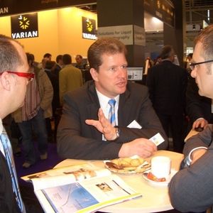 von links: Marc Platthaus, Chefredakteur LaborPraxis, mit Dr. Andreas Meyer von Endress+Hauser und Frank Jablonski, Leiter Online LaborPraxis (Bild;LaborPraxis)