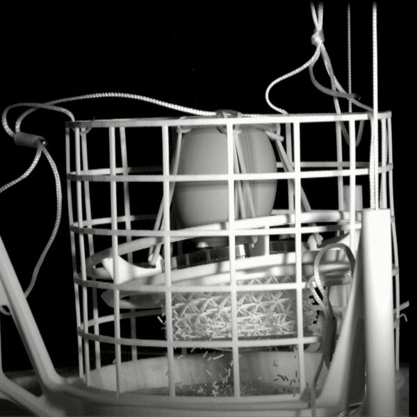 Ein positives Beispiel: Hier absorbiert beim Eierfalltest die Gitterstruktur die Fallkräfte und geht kaputt. Das Ei aber bleibt verschont.  (Bild: Cirp)