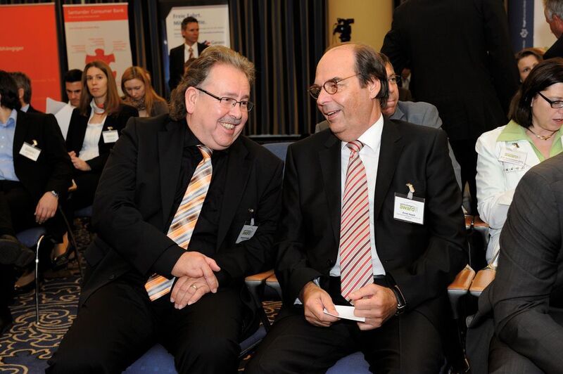 Zufrieden mit dem Ergebnis: Emmerich Engels (li.), Leiter Vertriebsorganisation Deutschland Volkswagen Pkw, und Ernst Haack, Geschäftsführer Vogel Business Media (Mack)