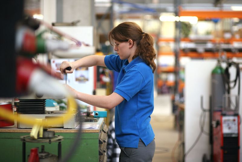 In der MEM-Industrie läuft's wieder rund, was den Fachkräftemangel noch weiter verschärfen wird. Swissmem unterstützt die Branche mit einem Massnahmenpaket und will auch Frauen für die MINT-Berufe begeistern. (Reto Klink/Swissmem)