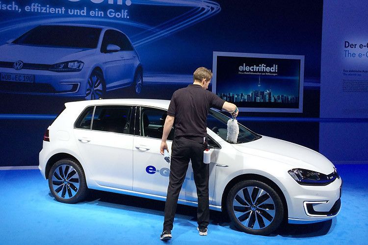Da nutzt alles rhetorische Aufpolieren wenig: Ausstattungsbereinigt kostet der E-Golf im Vergleich zum Diesel-Modell rund 3.000 Euro mehr. Gegenüber dem Benziner-Modell sind es sogar 5.000 Euro mehr. (Foto: Michel)