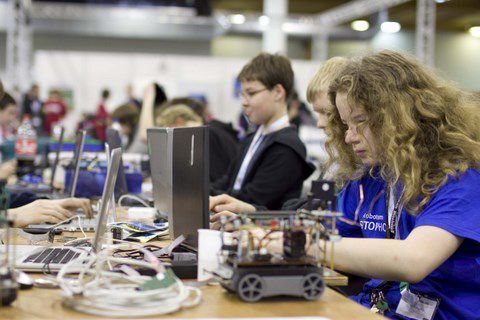 Auch Mädchen stehen auf Technik. (RoboCup German Open 2011) (Archiv: Vogel Business Media)