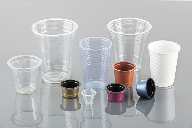 Mit der M100 Evo von Gabler Thermoform ist die Herstellung von Bechern verschiedener Größen und Formen möglich.  (Bild: Gabler)