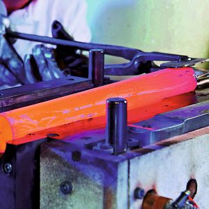 Bild 1: Das Verfahren des Presshärtens ist vor allem dadurch charakterisiert, dass die über die Austenitisierungstemperatur erwärmten Bleche oder geschlossenen Profile in ein gekühltes Umformwerkzeug eingebracht werden.