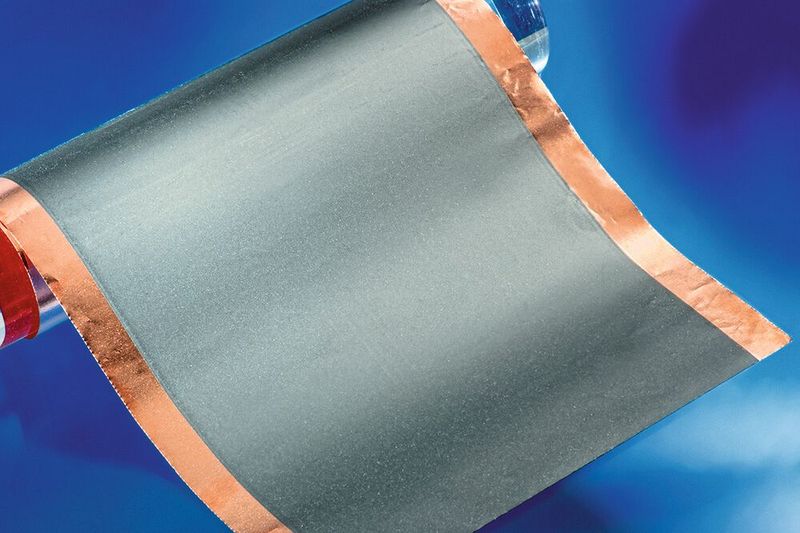 Auf Kupferfolie aufgebrachte und lasergetrocknete Batterieelektrodenschicht. (Bild: Fraunhofer-ILT)