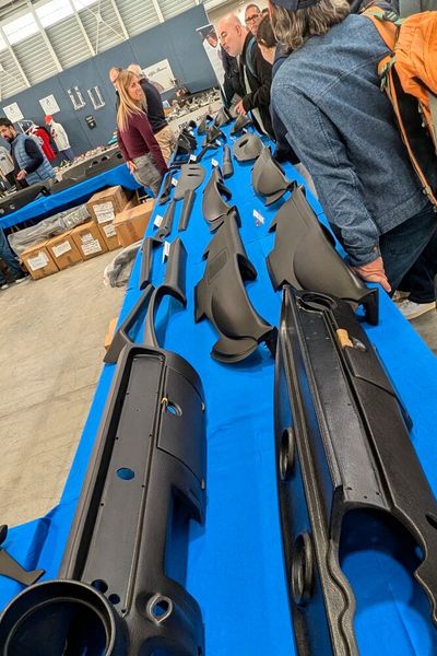 Gefragtes Ersatzteil für jüngere Oldtimer als Nachfertigung: ganze Armaturenbretter bzw. Cockpitverkleidungen. (Bild: Dominsky )