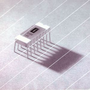 Der SRAM-Chip 3101 war das erste Intel-Produkt. Seine Bipolar-Fertigungstechnik war aber bald überholt.(Bild:  Intel)