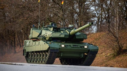 Der Kampfpanzer Leopard 2 (hier die neueste Version A8), wird von vielen Nato-Ländern genutzt. Das deutsch-französische Panzersystem MGCS, das derzeit in der Entwicklung ist, soll ihn ersetzen, läuft aber nicht so rund. KNDS hält das vom Börsengang in diesem Jahr nicht ab ...(Bild:  KNDS)