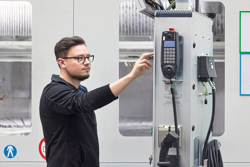 Positives Feedback vom Shopfloor: Auch bei dem Maschinenbediener Eduard Abt kam die optimierte Vertikal-Dreh-Schleifmaschine Dörries Contumat gut an. (Bild: Starrag/ Ralf Baumgarten)