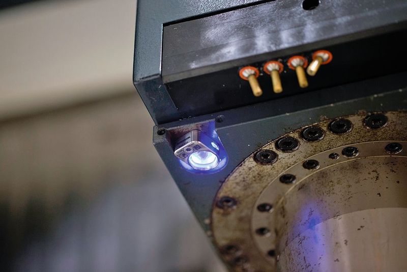 Der neue spindelmontierte OMM-2C-Empfänger – kompakte und praktische Lösung für die Installation von bis zu drei berührenden Renishaw-Messtastern mit optischer Signalübertragung. (Renishaw)
