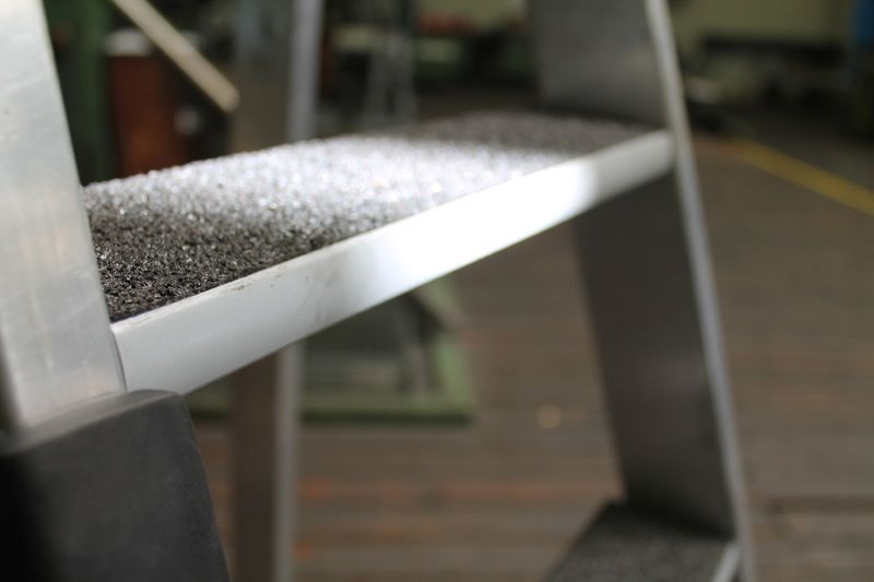 Mit der rutschhemmenden Trittauflage „Clip-Step R13“ bieten die Stufenstehleitern der Günzburger Steigtechnik den Mitarbeitern bei Butting auch in R13-Arbeitsbereichen höchste Sicherheit. (Bild: Günzburger Steigtechnik)