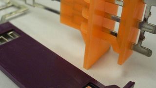 Umspritzte Steckerkontakte  (Bild: KIL)