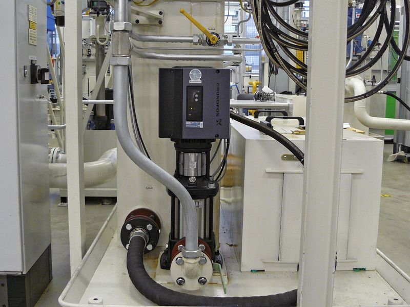 In der Fertigungslinie für Kurbelwellen sind auch kleinere CRE-Pumpen des Typs CRE-10 installiert.  (Bild: Grundfos)