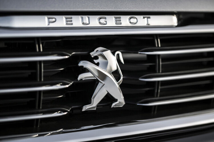 Vor allem der markante Kühlergrill mit dem neuerdings zentral platzierten, markentypischen Löwen bestimmt das Design. (Foto: Peugeot)