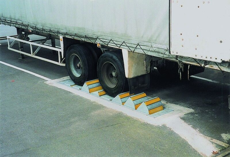 Bild 3: Das Anti-Roll-System (ARS) ist eine stationäre, in den Boden eingelassene Standsicherung, die im Wesentlichen aus pneumatisch gesteuerten Radkeilen besteht. (Archiv: Vogel Business Media)