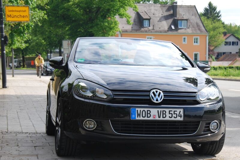 Die Cabrio-Version des VW Golf macht überall eine gute Figur – selbst in München-Bogenhausen. (Foto: Rosenow)