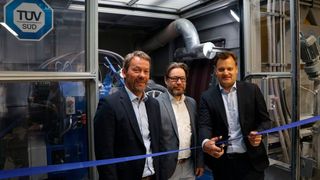 Offizielle Inbetriebnahme des Tread Wear Testers durch (v.l.) Walter Reithmaier, CEO, Klaus Baltruschat, Strategic Account Manager, und Patrick van Welij, CFO, alle TÜV Süd Product Service GmbH. (Bild: TÜV Süd)