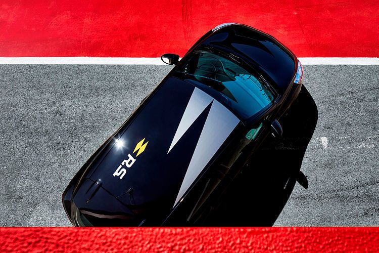 Auf Dach und Türen finden sich zudem Logos aus der Motorsport-Königsklasse.  (Renault)