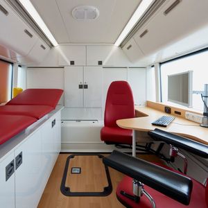 Der „DB Medibus“ dient in ländlichen Gebieten der Aufrechterhaltung medizinischer Versorgung. Ausgestattet mit einem Wartezimmer, Labor, Behandlungsraum sowie einem Arztsprechzimmer bietet der umgebaute Linienbus den Patienten eine moderne Versorgung vor Ort. Medizinische Geräte wie Ultraschall und EKG sind im DB Medibus ebenso an Bord wie eine telemedizinische Station, mit der der behandelnde Arzt im Bedarfsfall Kontakt zu Fachärzten oder Dolmetschern aufnehmen kann. Die Stromversorgung erfolgt über auf dem Dach des Busses montierte Solarzellen, die zusätzlich drei Hochleistungsakkus aufladen. Initiator: DB Regio AG, Frankfurt am Main.(©  www.land-der-ideen.de)