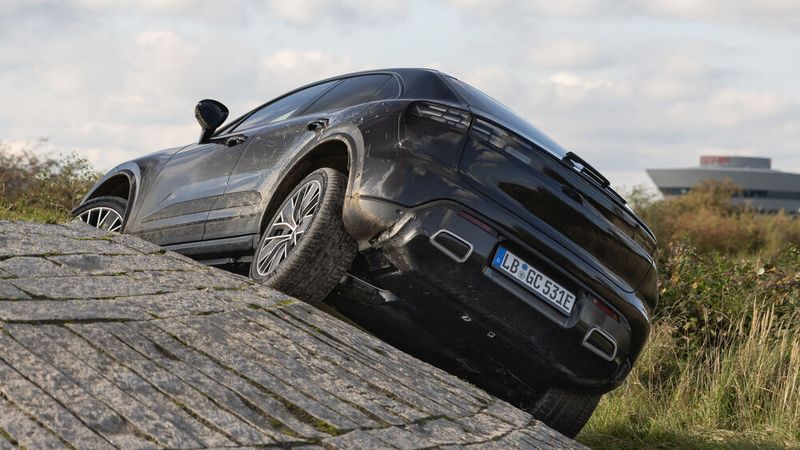 Der bisherige Macan GTS bietet im Gegensatz zu dem neuen Stromer weniger Leistung und nur etwa die Hälfte an Durchzugskraft. (Bild: Porsche)