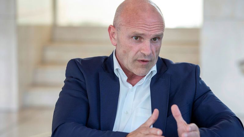 Thomas Ulbrich ist jetzt Vorstand „New Mobility“ der Marke Volkswagen. Das neue Ressort soll die Verantwortung der Bereiche E-Mobilität und Fahrzeugsoftware bündeln.(Bild:  Volkswagen AG)