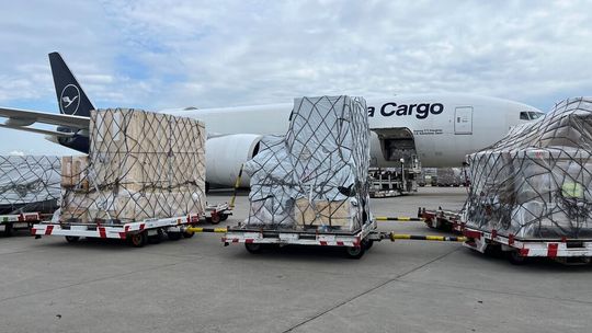 Die abschließende Konturprüfung von Luftfrachtpaletten am Frankfurter Flurhafen geschieht heute in einem von der Telekom und Fiege gemeinsam entwickelten Prozess digital. In einem 3D-Modell wird jede Kante, jede Ecke und jeder Überstand digital erfasst.(Bild:  Fiege)