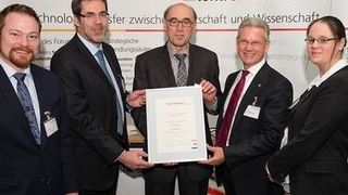 Wissen sammeln für das 21. Jahrhundert -v.l.n.r.: Alexander Claus (Forum ElektroMobilität e.V.), Prof. Dr.-Ing. M. Busse (Fraunhofer Institut für Fertigungstechnik u. Angewandte Materialforschung IFAM & Hauptkoordinator FSEM II), Manfred Jaksch (Vorstand WTI-Frankfurt eG,),  Dr. Manfred Wittenstein, (Vorstandsvorsitzender der Wittenstein AG), Frau Dr. Nadine Teusler (Forum ElektroMobilität e.V.) (Bild: WTI-Frankfurt)