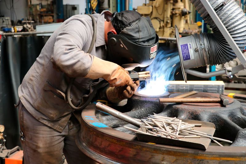 Die zertifizierten DB-Schweißer in Meinigen wissen die metallisch blanken Fasen, die der Kantenfräser von Trumpf nach der Bearbeitung hinterlässt, zu schätzen.  (Bild: Trumpf)