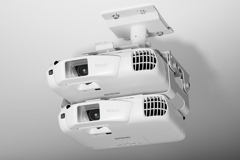 3D-Funktion einmal anders: Die passive Komplettlösung EB-W16SK besteht aus zwei EB-W16-Modellen, die Epson mit einer Halterung, Verbindungskabeln und Adaptern als Set ausliefert. (Bild: Epson)