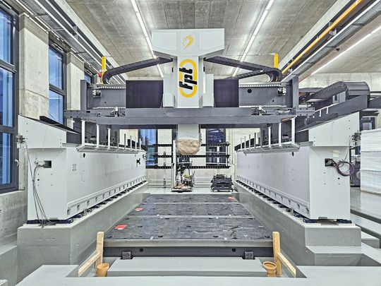 Installation der Dinox 350 IAT in der neuen, klimatisierten Produktionshalle der IBOR AG, die ab Februar 2026 für die Fertigung von Grosskomponenten zur Verfügung steht. Hierbei handelt es sich um eine hochmoderne 5-Achsen-CNC-Fräsmaschine mit verfahrbaren Querbalken in Gantry Bauweise, geeignet für Schwerzerspanung und Hochgeschwindigkeitsschlichten. Die Dinox 350 IAT verfügt über ein Eigengewicht von 85 Tonnen und beeindruckende Bearbeitungsdimensionen von X = 6000 mm, Y = 4000 mm und Z = 1500 mm.(Bild:  Ibor AG)