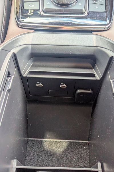 Mit sehr langen Ladekabeln kommen Insassen auf der Rückbank gegebenenfalls an die Anschlüsse im Ablagefach der Mittelkonsole heran. (Bild: Simon – VCG)