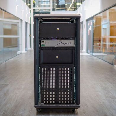Das Dynamic Response System ist eine Stromversorgungslösung für KI-Rechenzentren, die den Schutz vor Stromspitzen mit einer integrierten Notstromversorgung am Rack kombiniert. (Bild: Nyobolt)