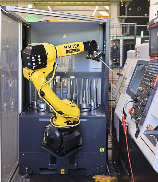 Der Halter Turnstacker Compact, hier an einer Mazak Quickturn Nexus 250-II MSY, verfügt über insgesamt 12 Stapelstationen. (Richard Pergler)