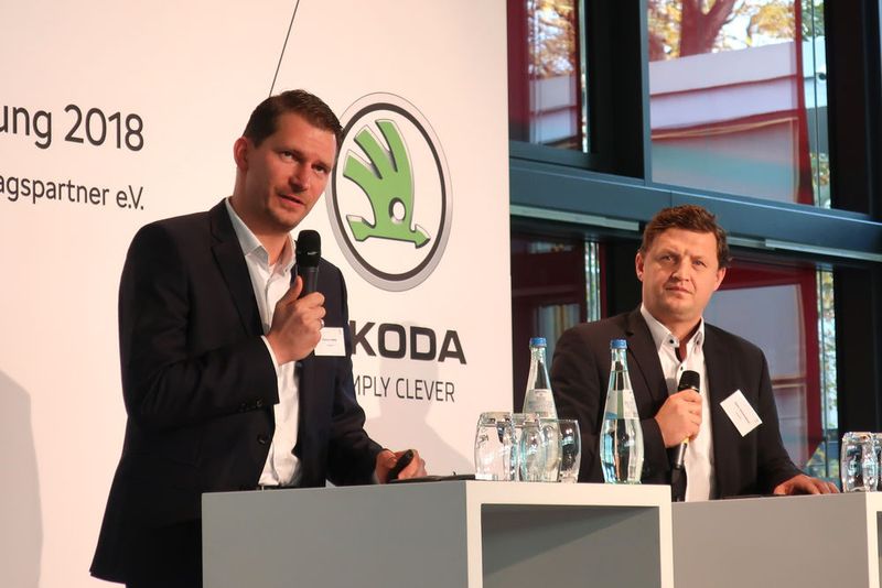 Christian Mette und Stefan Schwarzbauer stehen mit ihrem Arbeitskreis Service in Gesprächen mit Skoda Auto Deutschland, um die Mitarbeiter im Service von Aufgaben zu entlasten. Erste Erfolge haben sie verbucht. (Bild: Grimm / »kfz-betrieb«)