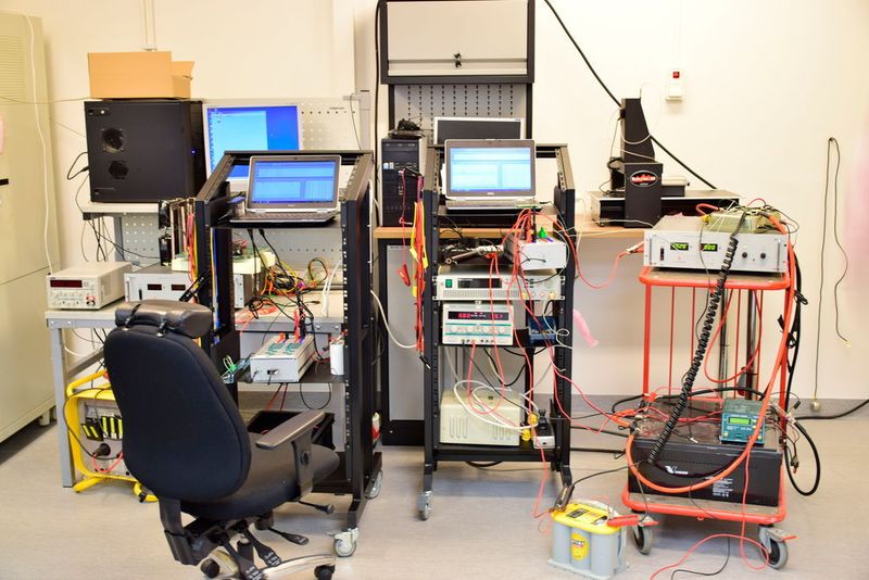 Die technische Prüfung von Netzteilen ist sehr aufwendig, das zeigt ein Blick in das Entwicklungslabor von Ctek. Ein simples Amperemeter reicht dafür nicht aus. (Holz / »kfz-betrieb«)